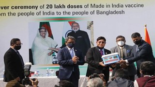 বাংলাদেশের কাছে করোনার ২০ লাখ টিকা হস্তান্তর করলো ভারত